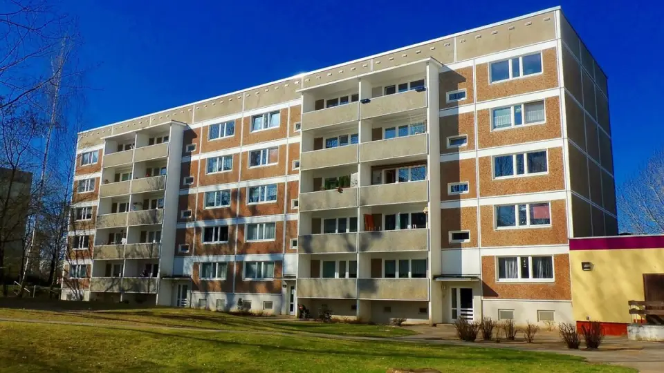 Intervento manutenzione facciata condominiale con cappotto termico
